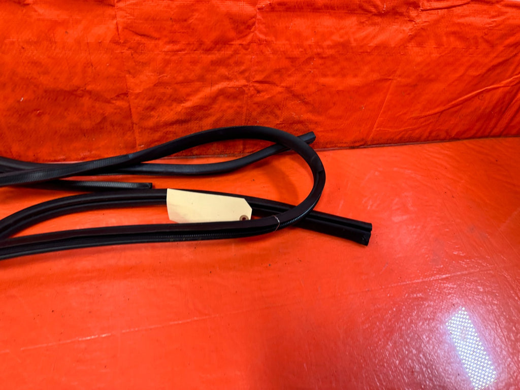 HYUNDAI GENESIS COUPE   CHASSIS TO DOOR OPEN TRIM WEATHER STRIP LEFT RIGHT 32610