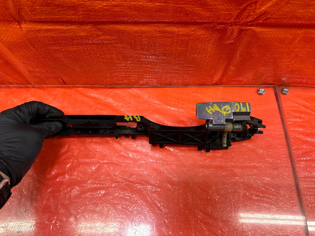 08 15 INFINITI G37 Q60 COUPE   PASSENGER EXTERIOR DOOR HANDLE BRACKET   OEM #1907