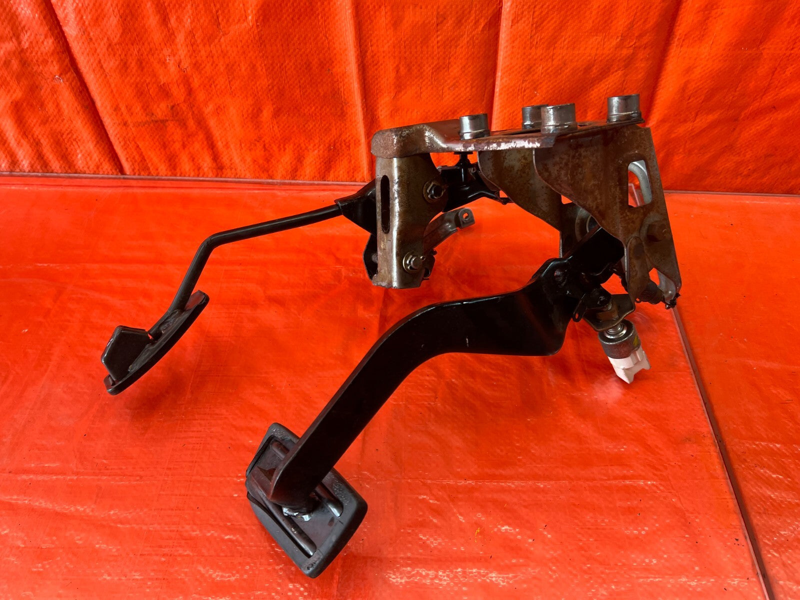 94 01 ACURA INTEGRA   AUTOMATIC TRANSMISSION MODEL   GAS AND BRAKE PEDAL OEM 1599