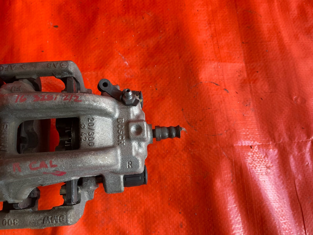 12 16 BMW 328i   BASE 2.0L   REAR BRAKE CALIPER SET   LEFT RIGHT CALIPERS   OEM7
