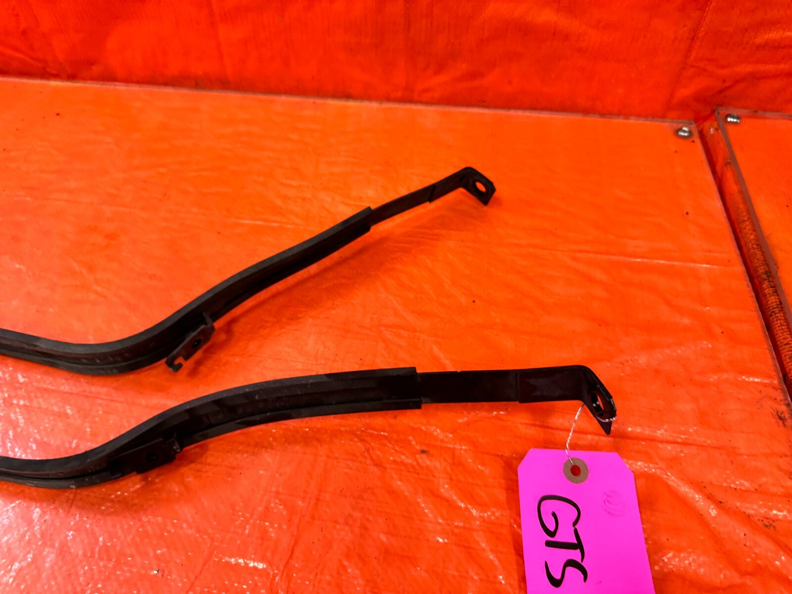 03 09 NISSAN 350Z   GAS GASOLINE FUEL TANK MOUNTING STRAPS BAND SET   OEM #2625