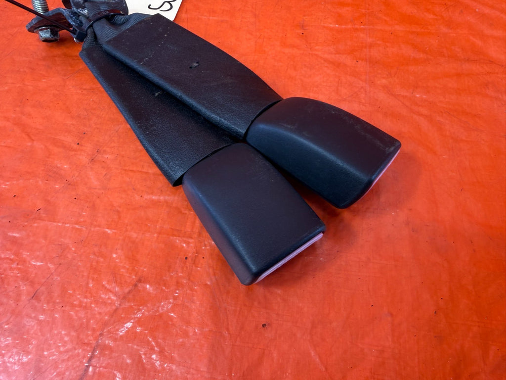 08 15 INFINITI G37 & Q60 COUPE   LEFT RIGHT REAR REAR SEAT BELT BUCKLE CLIP 3284