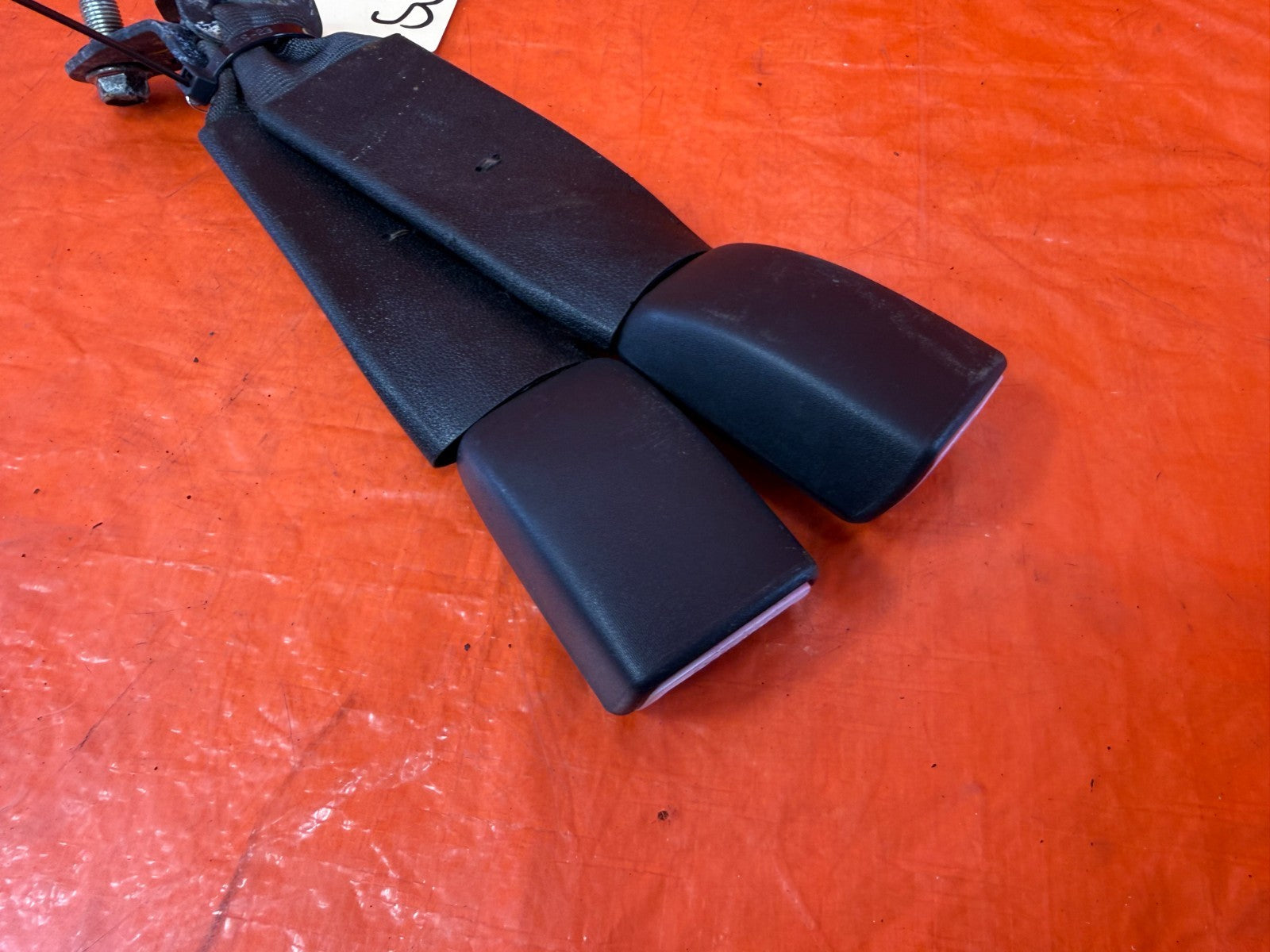 08 15 INFINITI G37 & Q60 COUPE   LEFT RIGHT REAR REAR SEAT BELT BUCKLE CLIP 3284