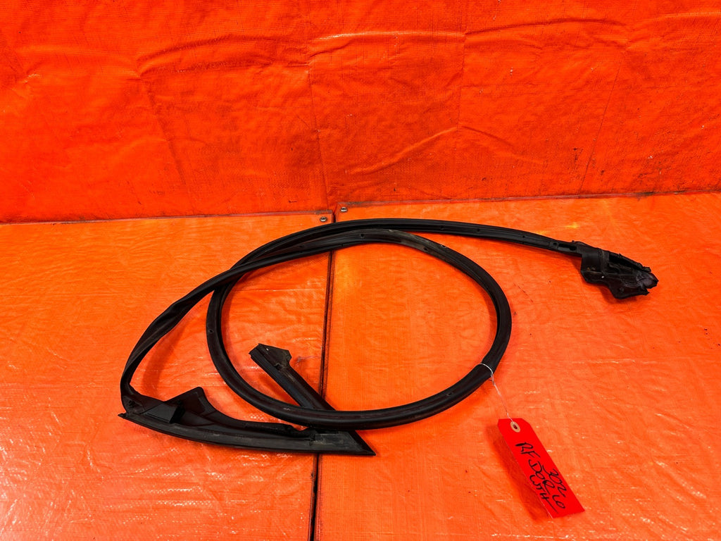 10 16 HYUNDAI GENESIS COUPE RIGHT LOWER DOOR WEATHER STRIP RUBBER SEAL 3020