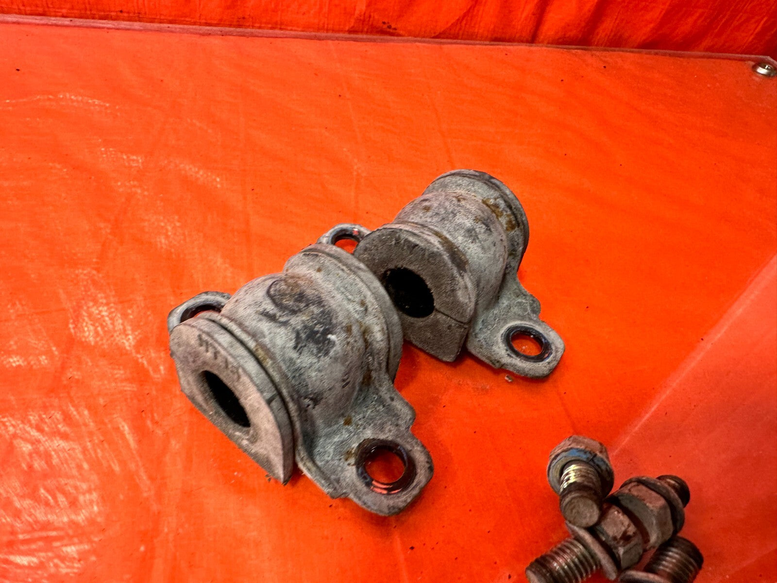 04 08 ACURA TSX   LEFT & RIGHT REAR SWAY BAR BRACKETS & BUSHINGS   OEM #2756