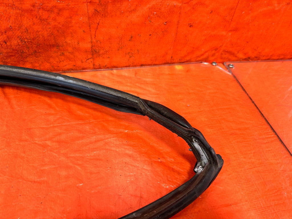 09 15 INFINITI G37 CONVERTIBLE   WINDSHIELD WEATHER STRIP   OEM FACTORY #3298