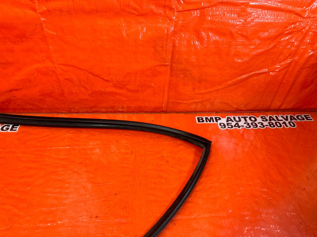 06 11 CIVIC 4D SEDAN   DRIVER LEFT REAR WEATHER STRIP RUN CHANNEL   OEM #2605