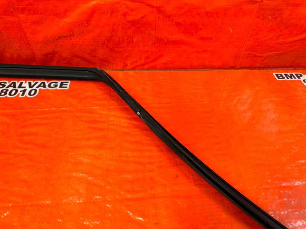 92 95 HONDA CIVIC COUPE HATCH PASSENGER RIGHT WEATHER STRIP RUN CHANNEL OEM #2573