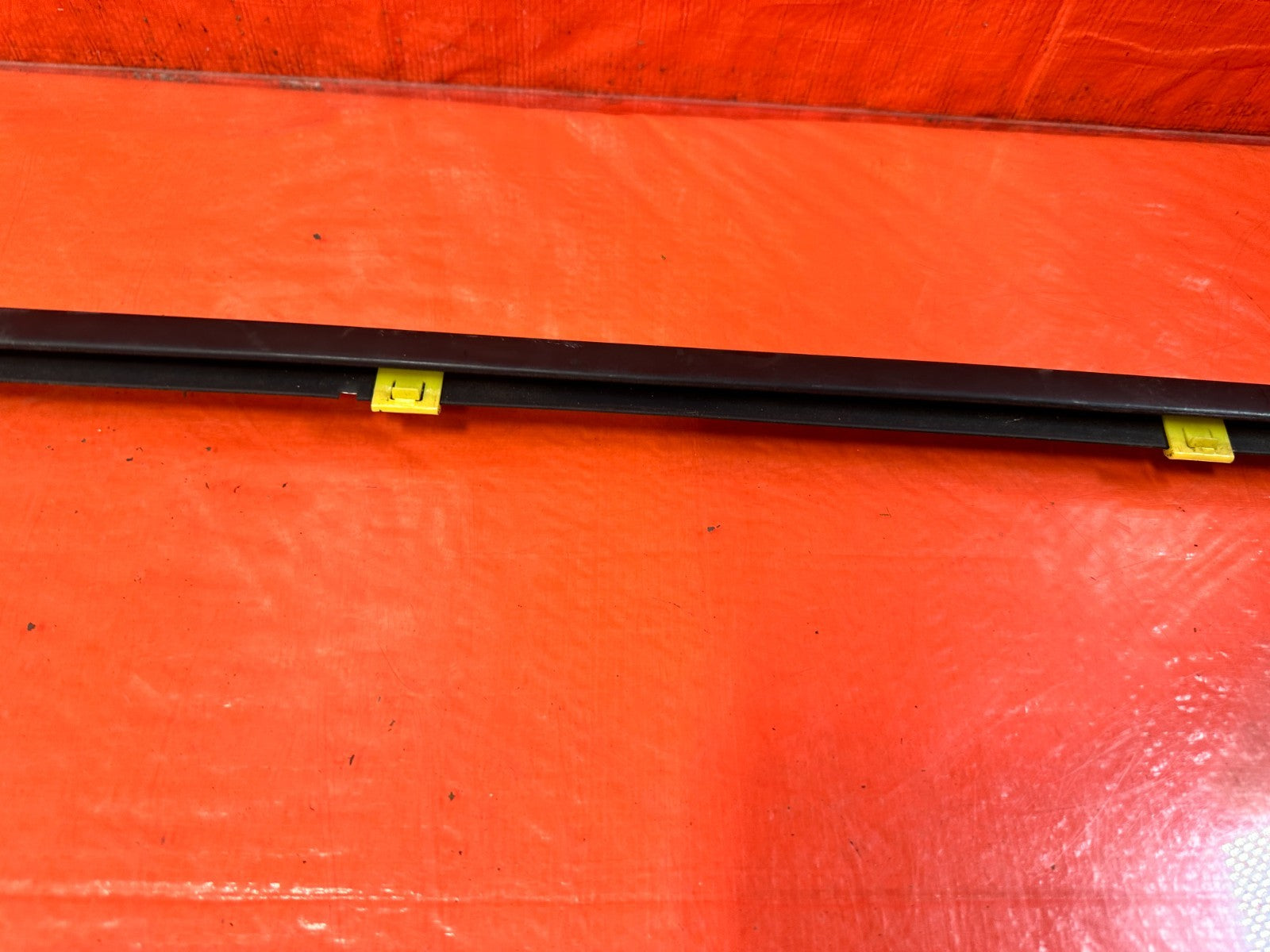 10 16 HYUNDAI GENESIS COUPE   DRIVER LEFT EXTERIOR WINDOW GLASS TRIM   OEM 2993
