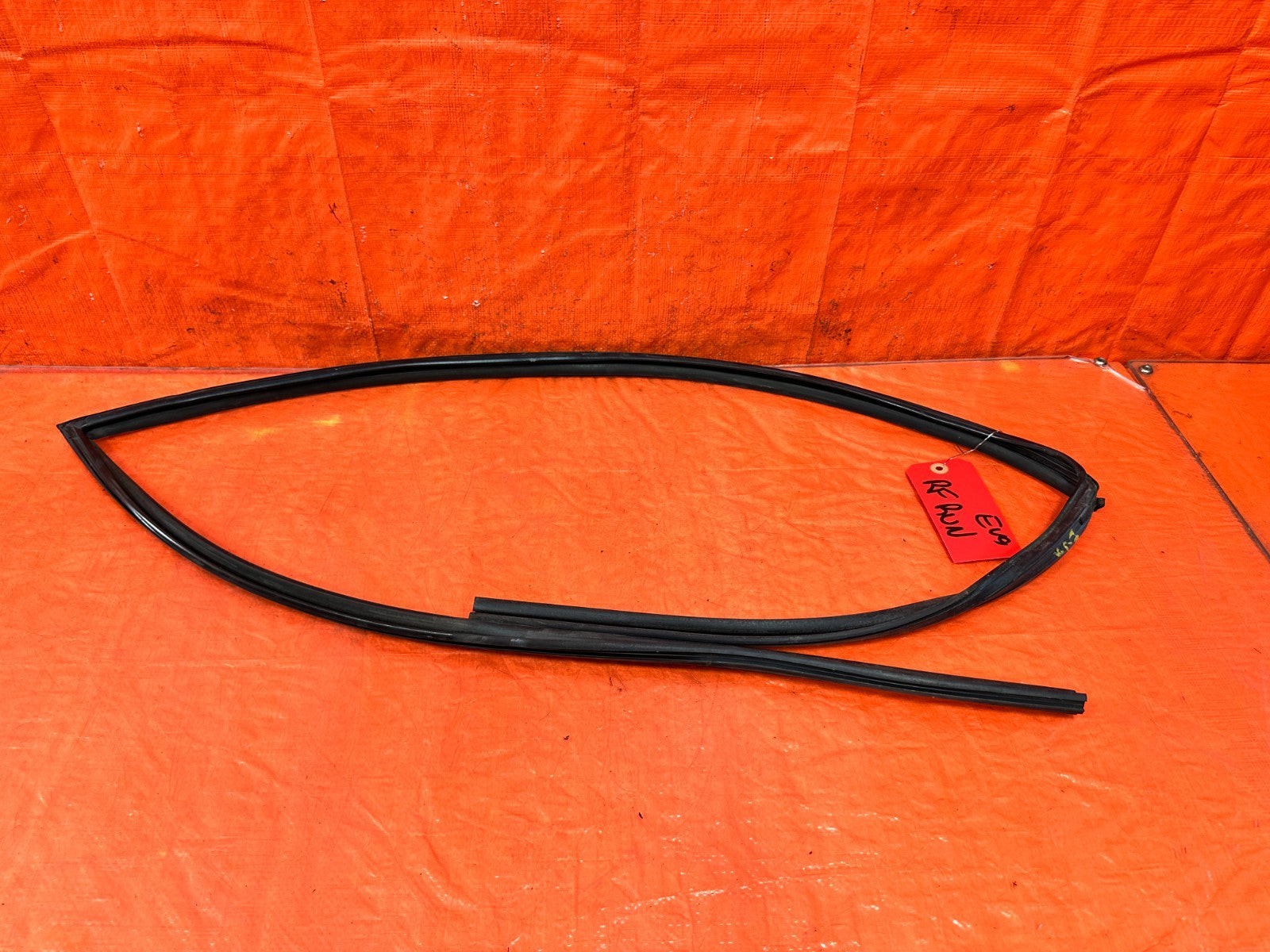 03 05 LANCER EVOLUTION EVO VIII IX 8 9   RIGHT FRONT WINDOW RUN CHANNEL OEM EV90