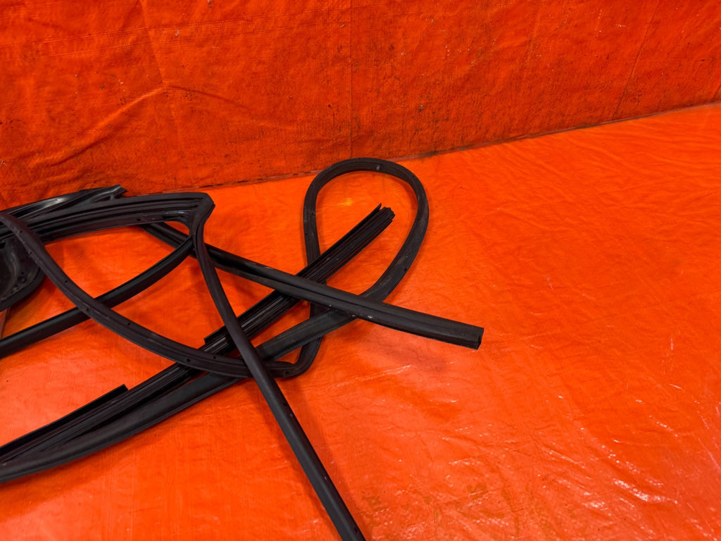 04 08 ACURA TSX   RIGHT REAR   WEATHER STRIP & RUN CHANNEL OEM 3222