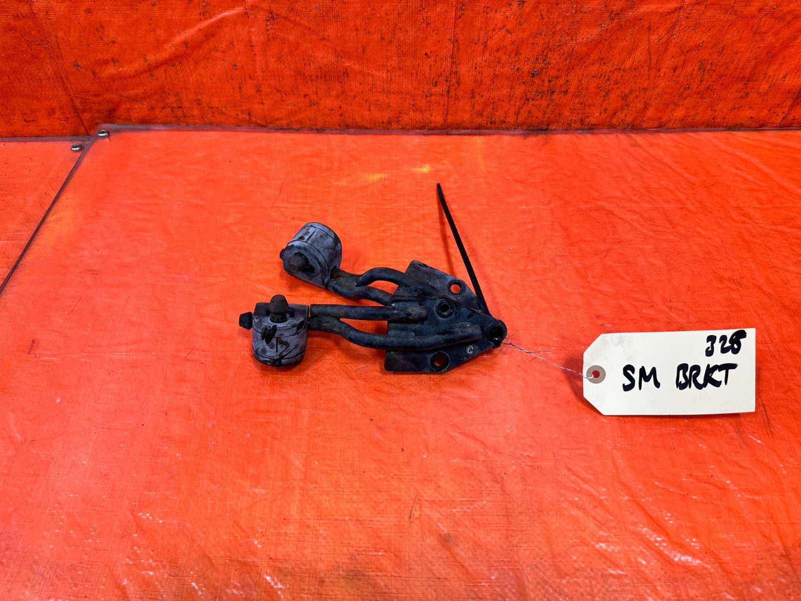 08 15 INFINITI G37 & Q60 2D COUPE   EXHAUST HANGAR BRACKET LEFT & RIGHT OEM 3284