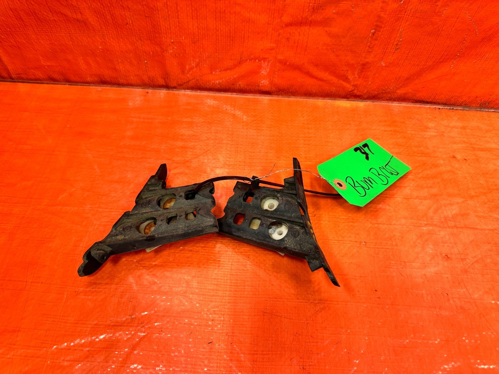 90 91 HONDA CIVIC HATCHBACK   LEFT AND RIGHT REAR BUMPER BRACKETS RETAINERS CLIP0