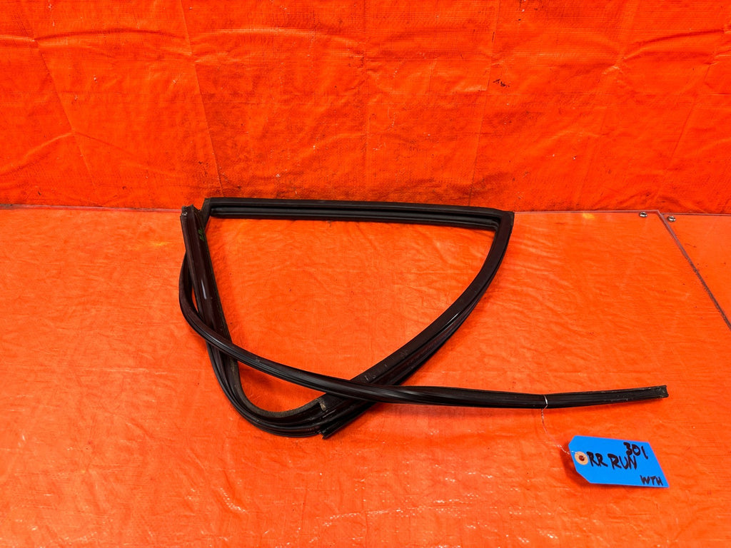 97 01 HONDA CR V CRV   PASSENGER RIGHT REAR WINDOW GLASS RUN CHANNEL OEM 3010