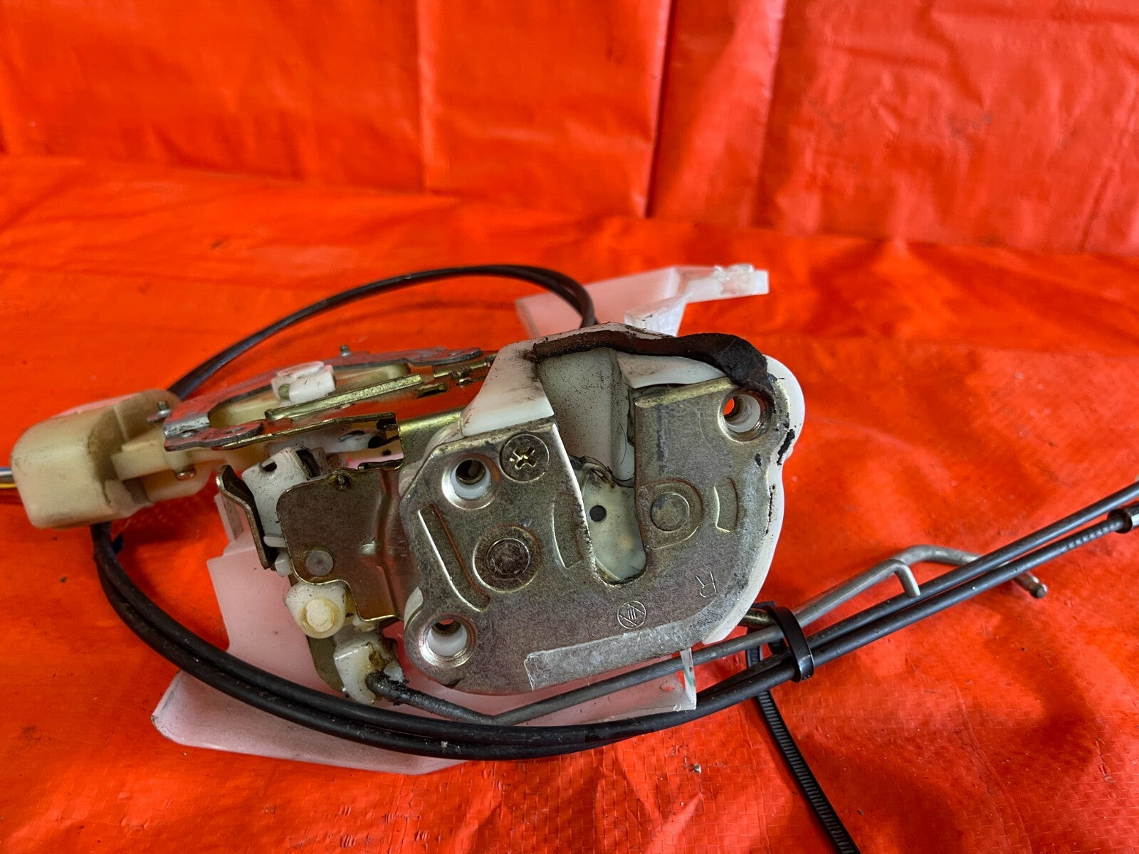 00 05 TOYOTA CELICA   PASSENGER RIGHT DOOR LOCK ACTUATOR   100% COMPLETE   OEM1