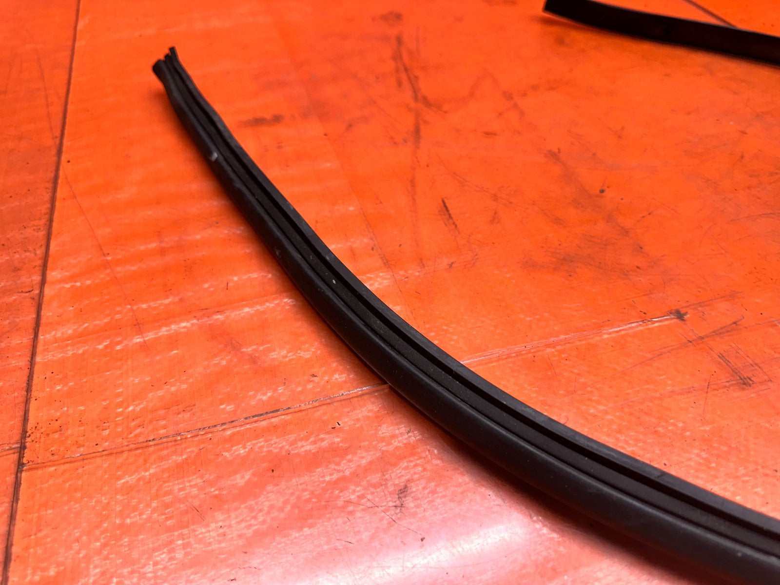 97 01 HONDA PRELUDE 2.2L DOOR SILL LOWER WEATHER STRIP RUBBER SEAL OEM #33616