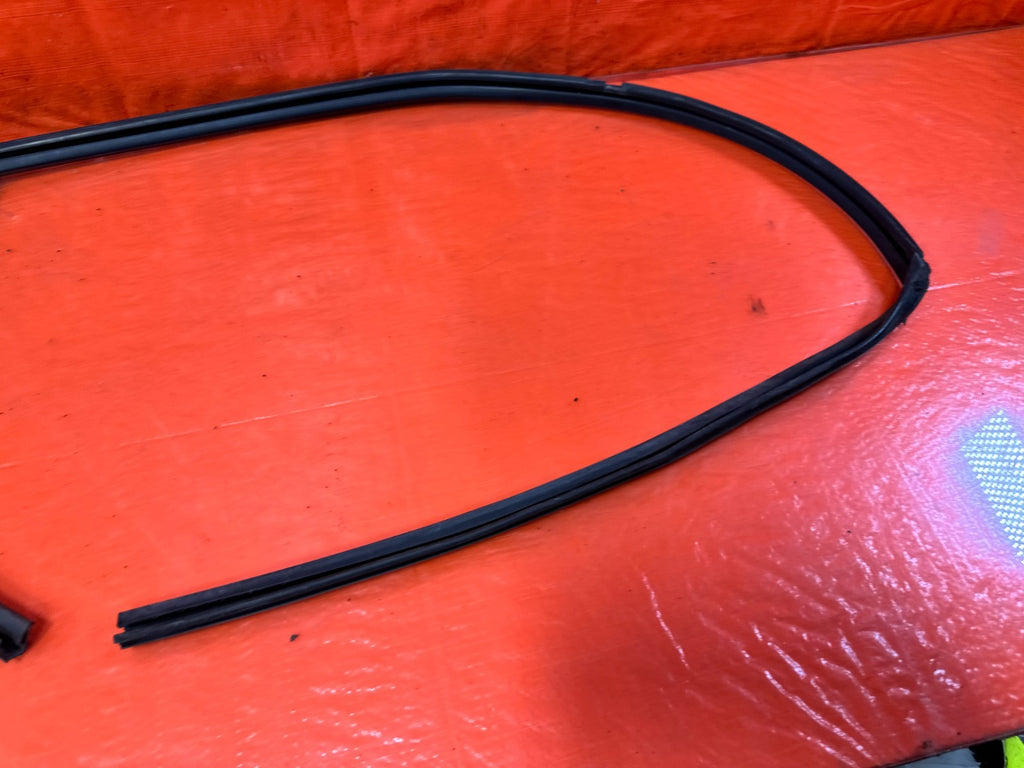 90 91 HONDA CIVIC HATCHBACK   RIGHT DOOR WINDOW GLASS SUB SEAL   OEM 3276