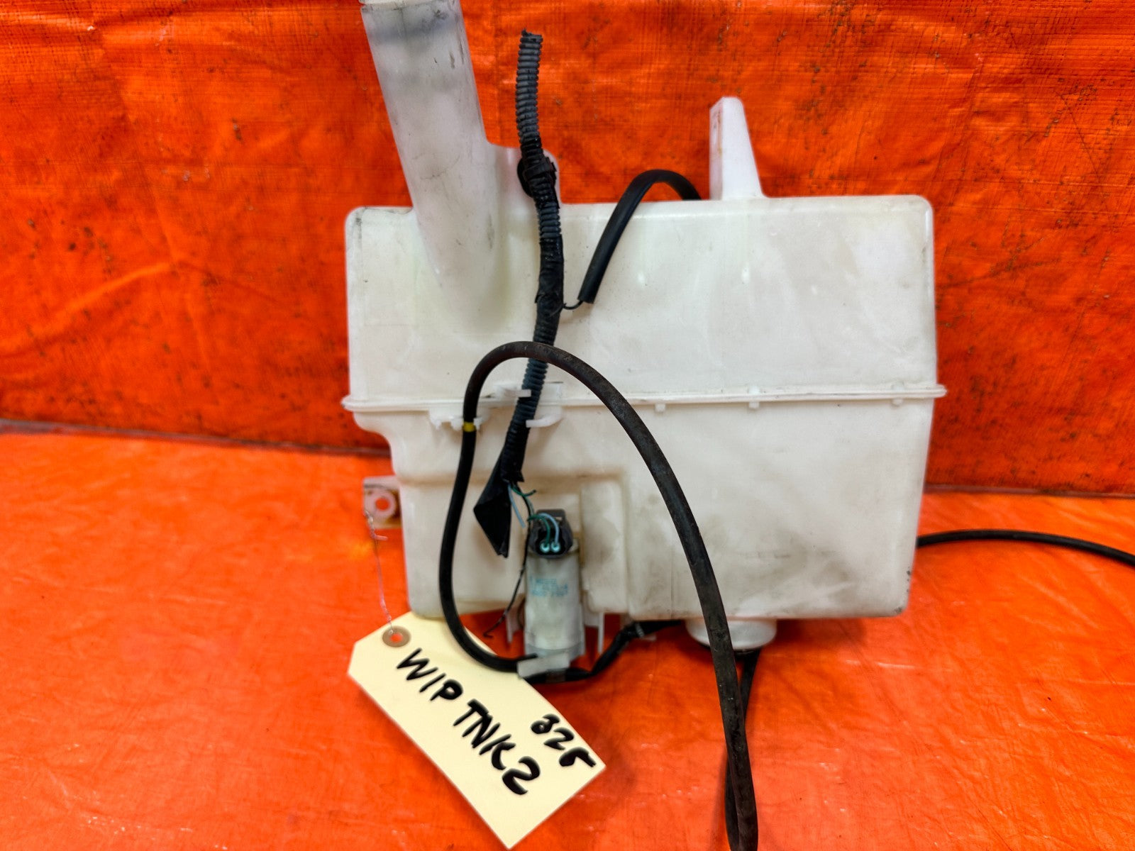 08 15 INFINITI G37 COUPE   WINDSHIELD WIPER RESERVOIR TANK W/ MOTOR    OEM 3288