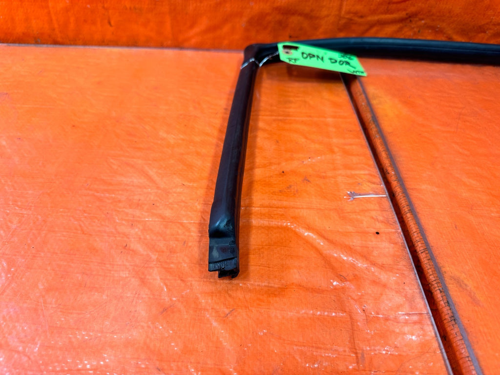 02 05 HONDA CIVIC SI EP3   CHASSIS TO DOOR OPEN TRIM WEATHER STRIP RIGHT OEM 3061