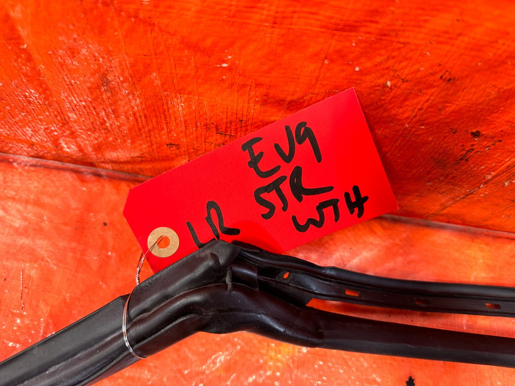 03 05 LANCER EVOLUTION EVO VIII IX 8 9   LEFT REAR DOOR WEATHER STRIP OEM EV92
