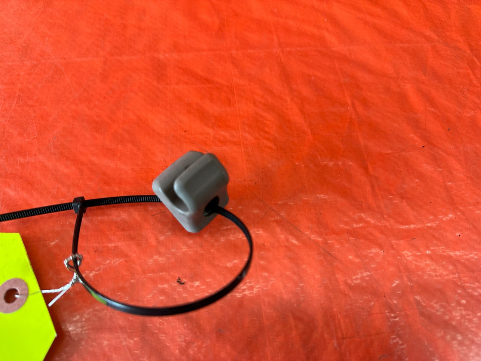 92 93 HONDA CIVIC COUPE & HATCH   SUN VISOR PLASTIC CLIP ONLY 1 CLIP OEM #2361