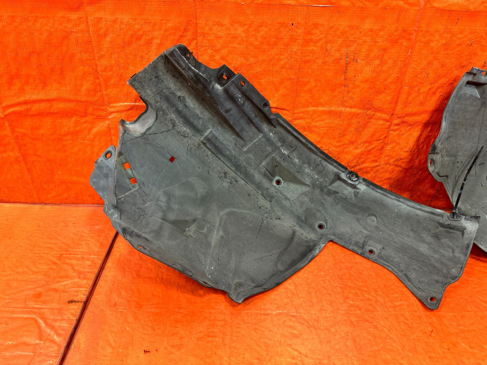 INFINITI G37 Q60 COUPE CONV RIGHT PASSENGER FRONT FENDER SPLASH LINER #329 112