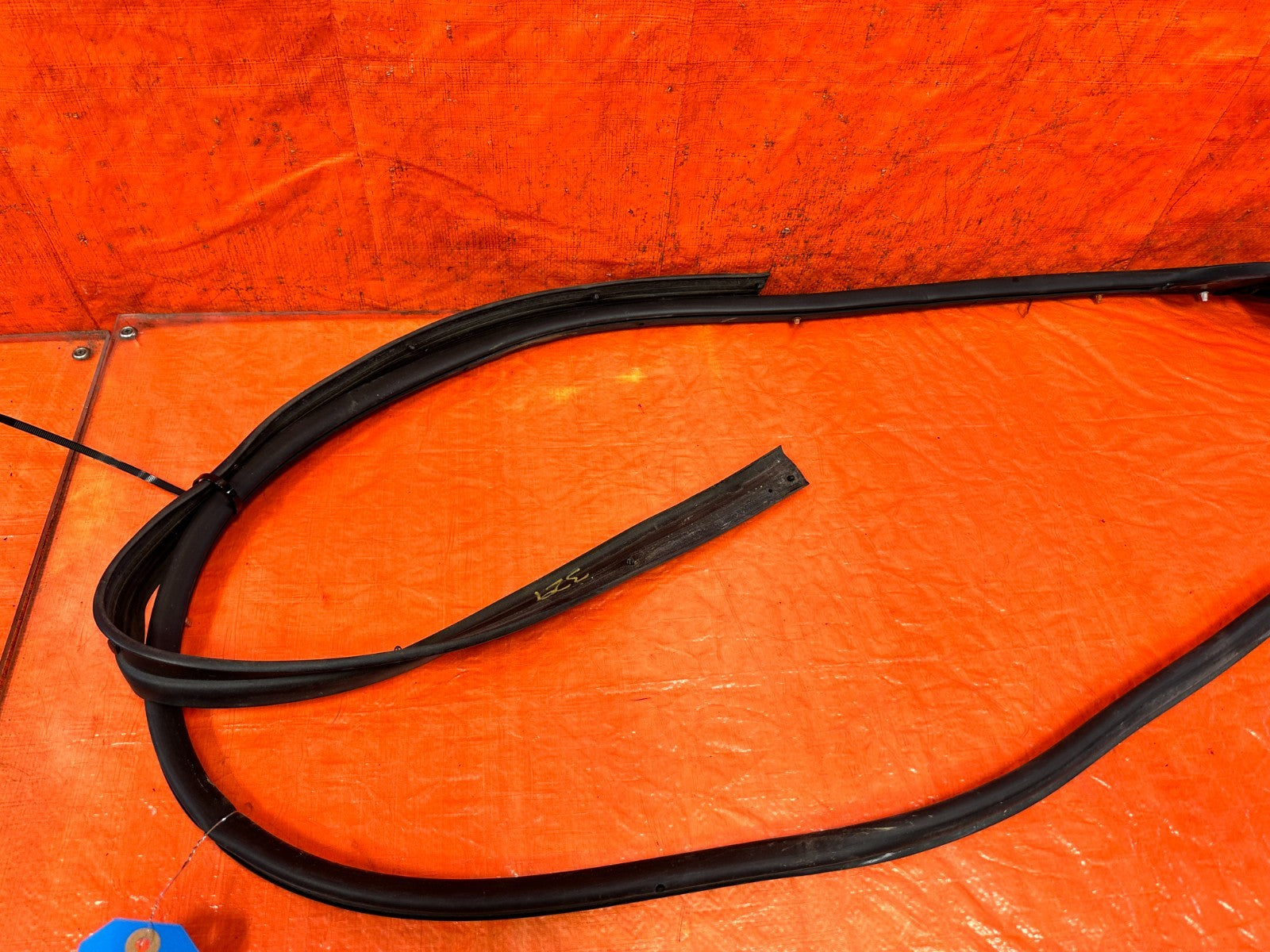 08 15 INFINITI G37 & Q60 2D COUPE DRIVER LEFT DOOR MOUNTED WEATHER STRIP OEM 32911