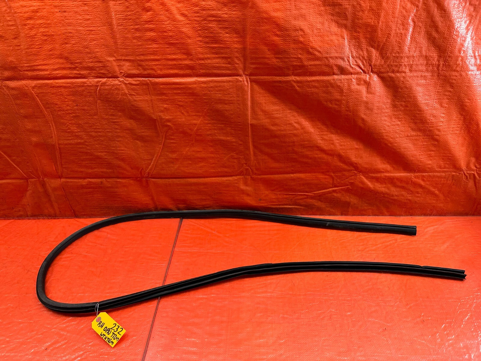 09 15 INFINITI G37 CONVERTIBLE RIGHT CHASSIS TO DOOR OPEN TRIM RUBBER STRIP #2320