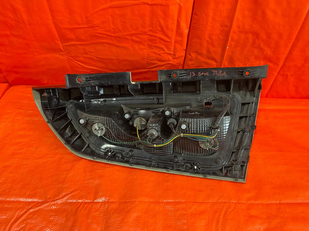 12 13 KIA SOUL   NON LED HALOGEN MODEL PASSENGER RIGHT TAIL LIGHT LAMP GREEN OEM9