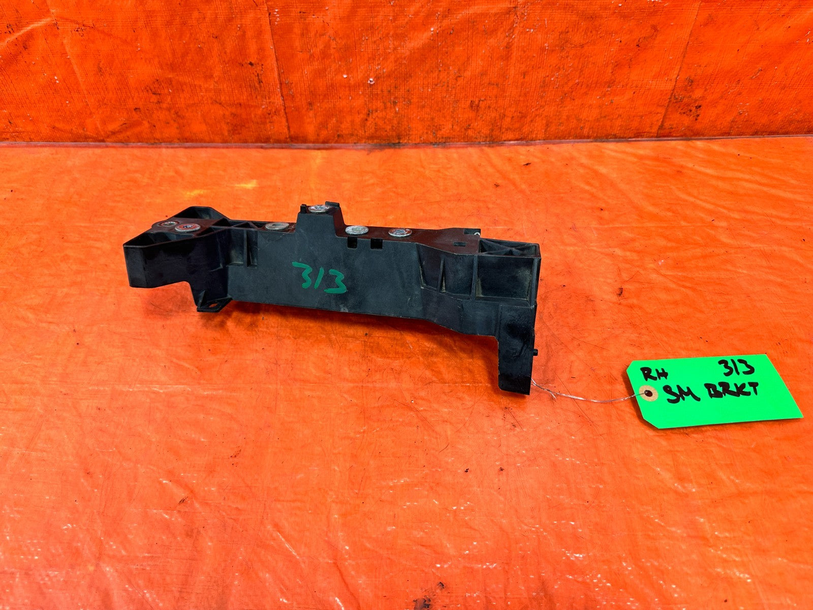 14 15 INFINITI Q50 3.7L PASSENGER RIGHT LOWER HEADLIGHT HEADLAMP BRACKET OEM 3130