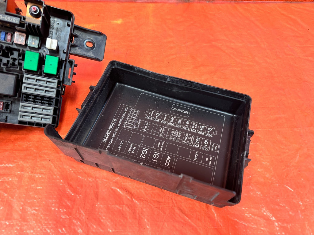 13 16 HYUNDAI GENESIS COUPE   EXTERIOR ENGINE BAY FUSE BOX   OEM 3181