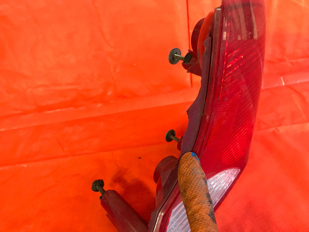OEM 2003 03 FORD FOCUS 4 DOOR SEDAN PASSENGER RIGHT TAIL LIGHT LAMP R RH FLAWS!5
