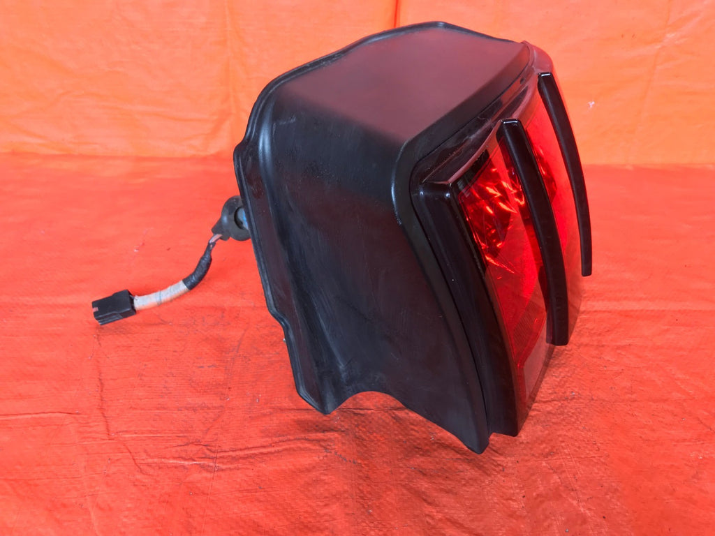 OEM 2004 04 FORD MUSTANG PASSENGER RIGHT TAIL LIGHT LAMP R RH    5