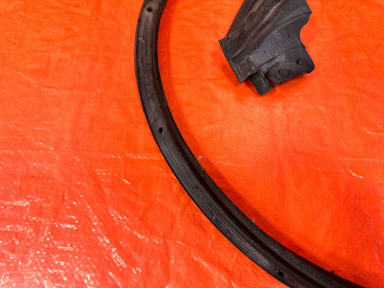 10 16 HYUNDAI GENESIS COUPE RIGHT LOWER DOOR WEATHER STRIP RUBBER SEAL 2994