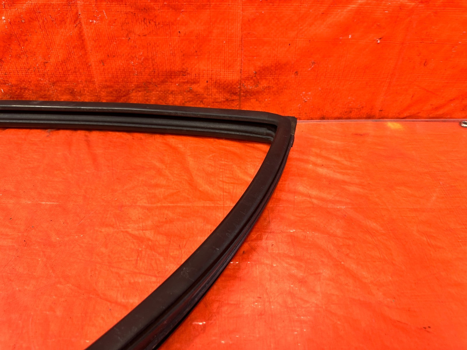 97 01 HONDA CR V CRV   PASSENGER RIGHT REAR WINDOW GLASS RUN CHANNEL OEM 3017