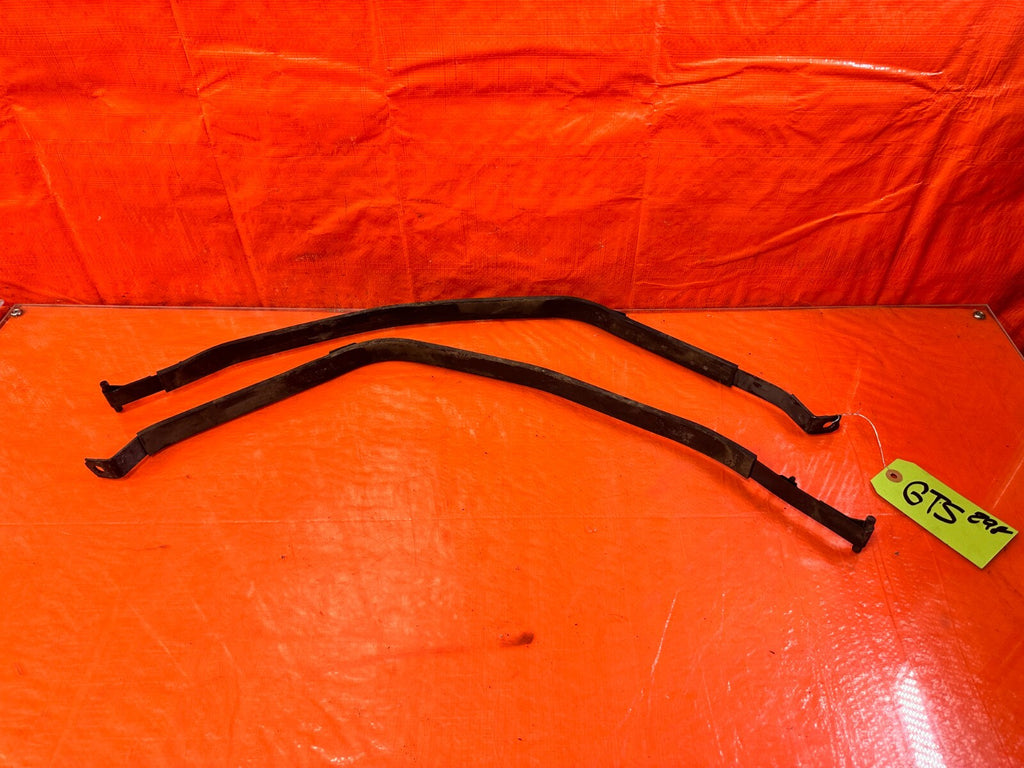 03 07 INFINITI G35 COUPE   GASOLINE GAS FUEL TANK STRAP SET STRAPS SUPPORTS 2980