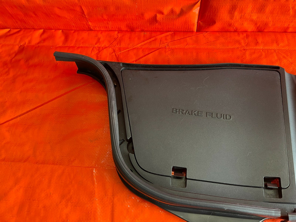 08 13 INFINITI   G37 2D COUPE   DRIVER LEFT   BRAKE FLUID COVER W/ TRIM COMPLETE4