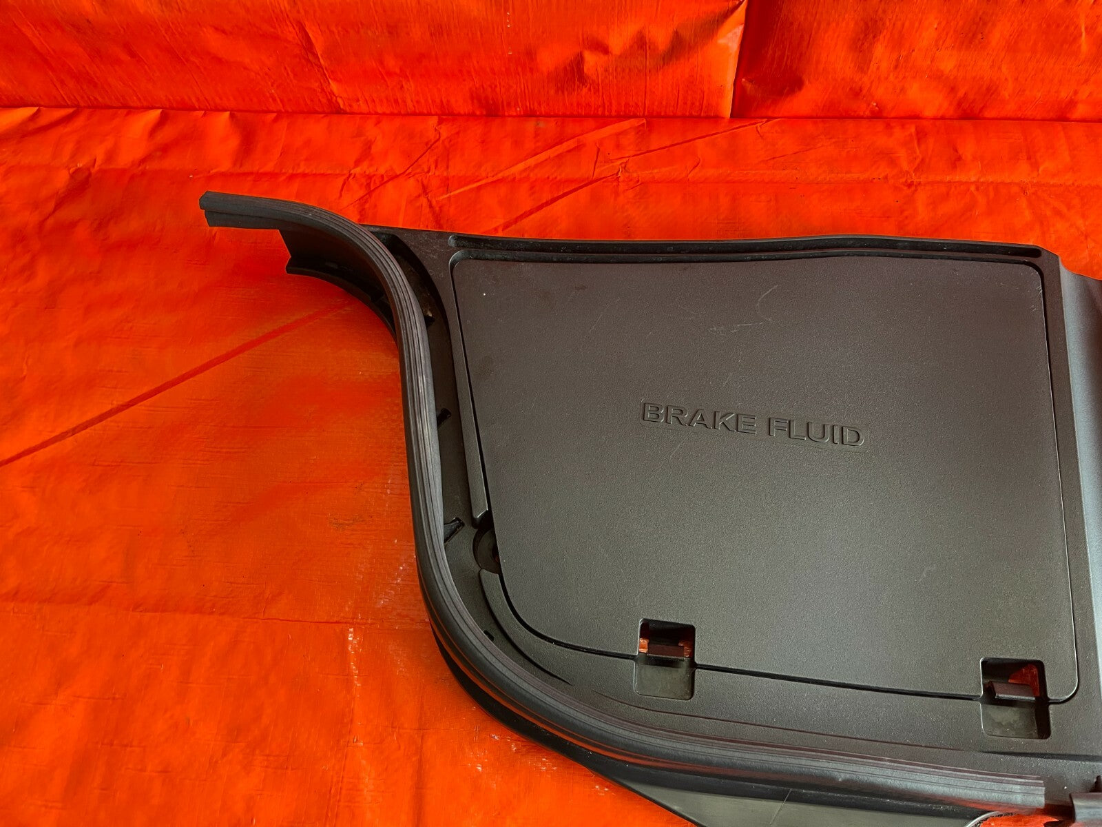 08 13 INFINITI   G37 2D COUPE   DRIVER LEFT   BRAKE FLUID COVER W/ TRIM COMPLETE4