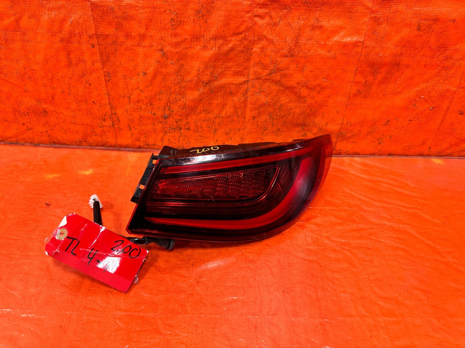 17 20 INFINITI Q60 PASSENGER RIGHT OUTER QUARTER PANEL  TAIL LIGHT LAMP CHIP!0