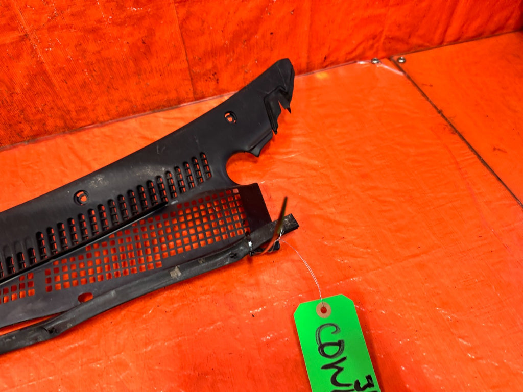 90 91 HONDA CIVIC HATCHBACK   WINDSHIELD WIPER COWL TRIM PLASTIC   OEM 3172