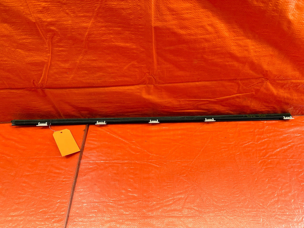 02 05 HONDA CIVIC SI EP3 HATCH   RIGHT FRONT EXTERIOR WINDOW GLASS TRIM OEM #21615