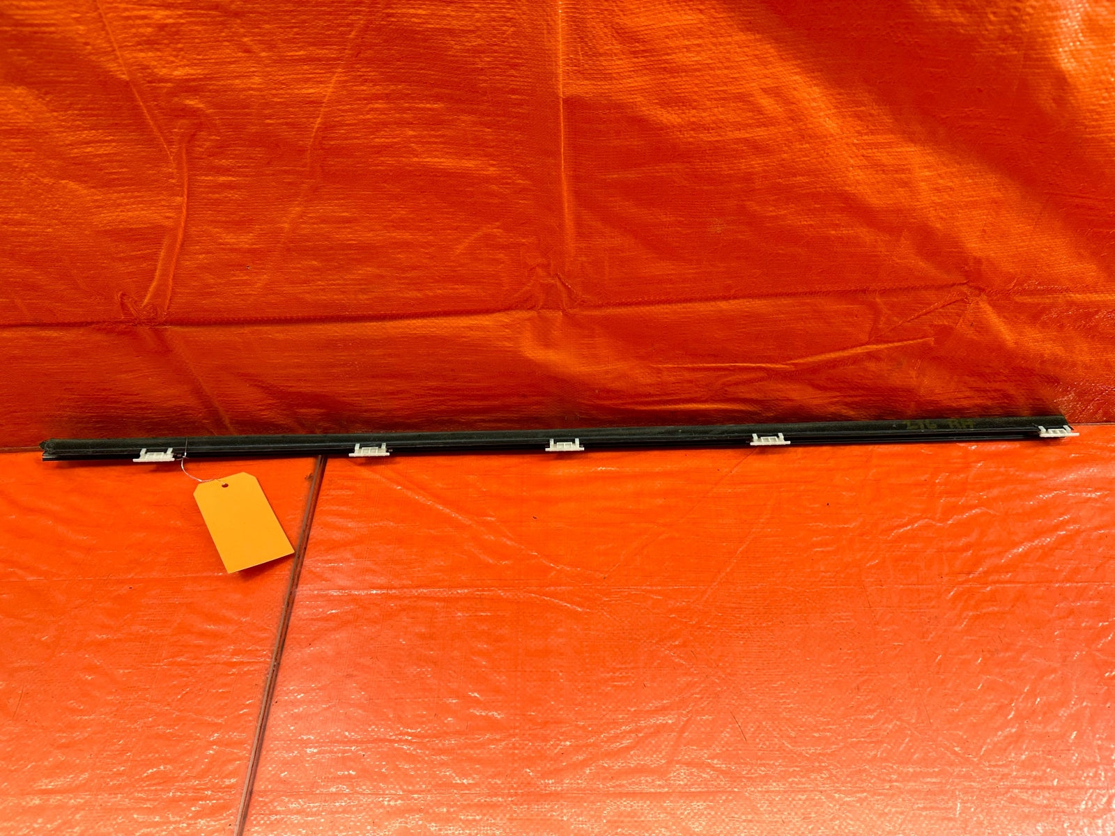 02 05 HONDA CIVIC SI EP3 HATCH   RIGHT FRONT EXTERIOR WINDOW GLASS TRIM OEM #21615