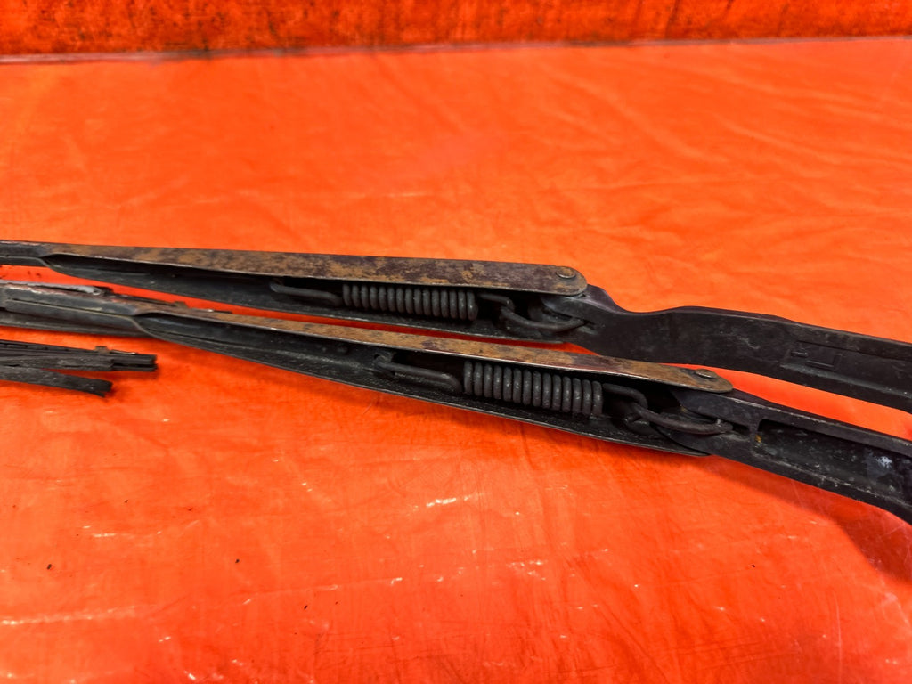 90 91 HONDA CIVIC HATCHBACK   LEFT & RIGHT WINDSHIELD WIPER ARMS   OEM 3257