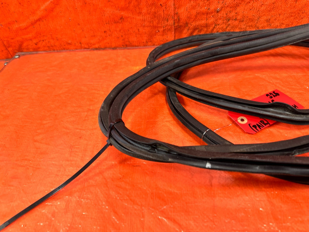 90 91 HONDA CIVIC HATCHBACK   LEFT & RIGHT  QUARTER GLASS WEATHER STRIP OEM 3258