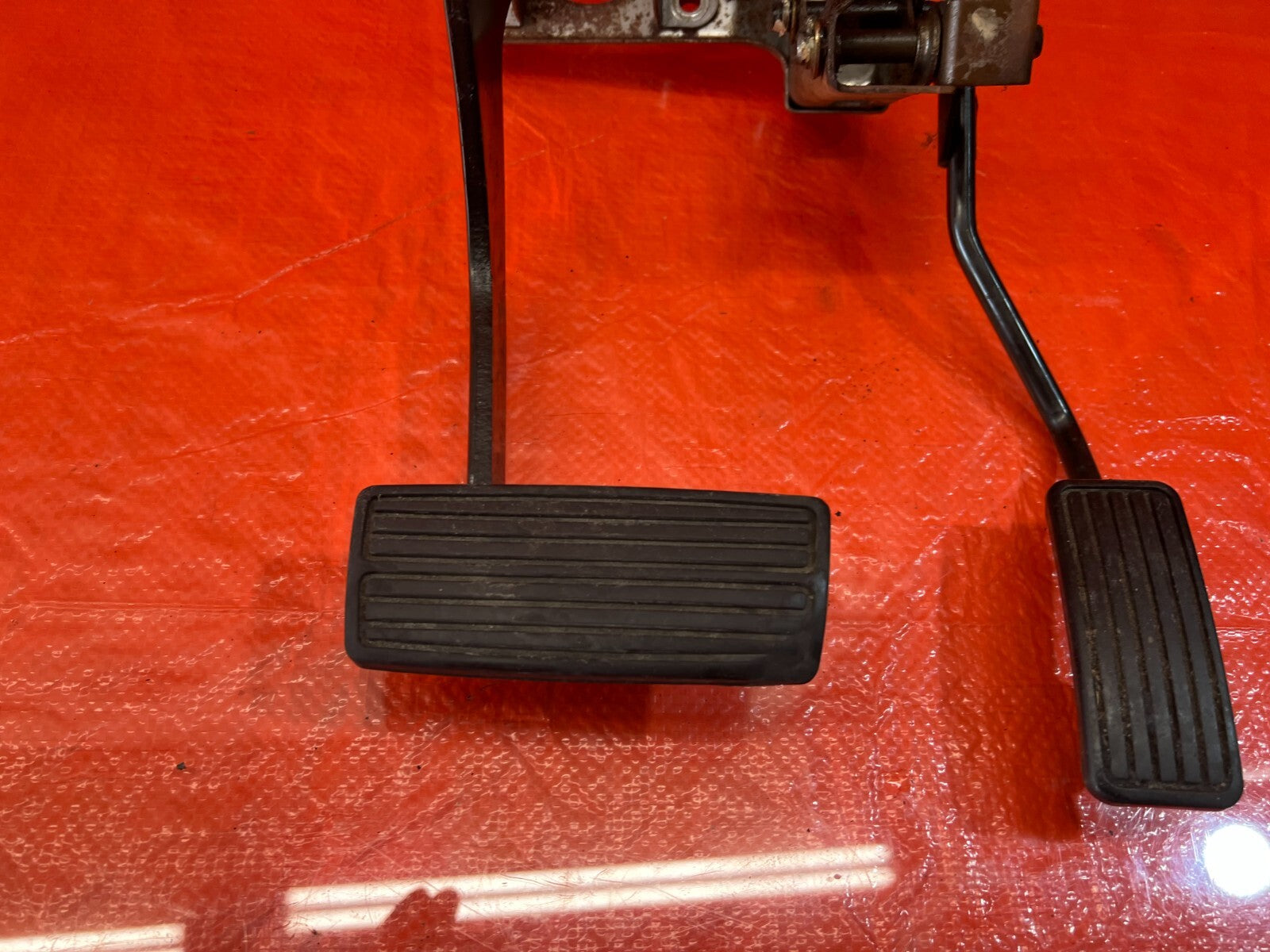 94 01 ACURA INTEGRA   AUTOMATIC TRANSMISSION MODEL   GAS AND BRAKE PEDAL OEM 1194