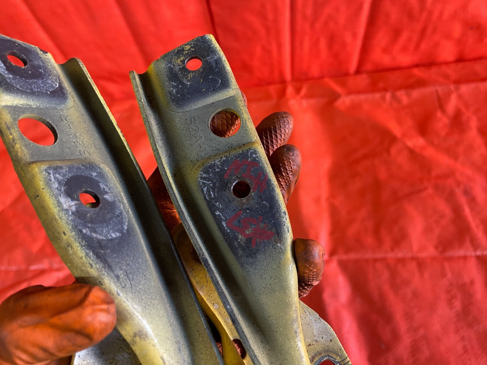 00 09 HONDA S2000   HOOD HINGE SET   HINGES LEFT RIGHT   YELLOW COLOR   OEM OE2