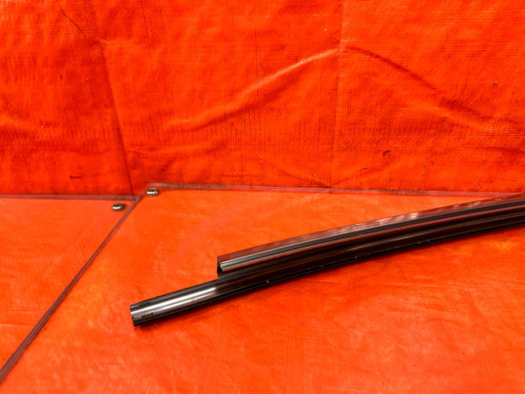 FRS BRZ & 86   DRIVER LEFT UPPER GLASS TRIM DRIP  RETAINER   OEM #2939