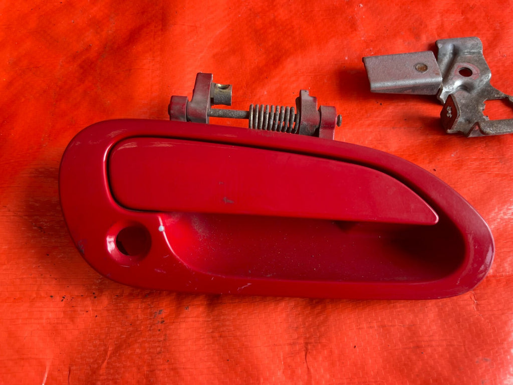 00 09 HONDA S2000 PASSENGER RIGHT EXTERIOR DOOR HANDLE   RED FADED   W/ BRACKET4