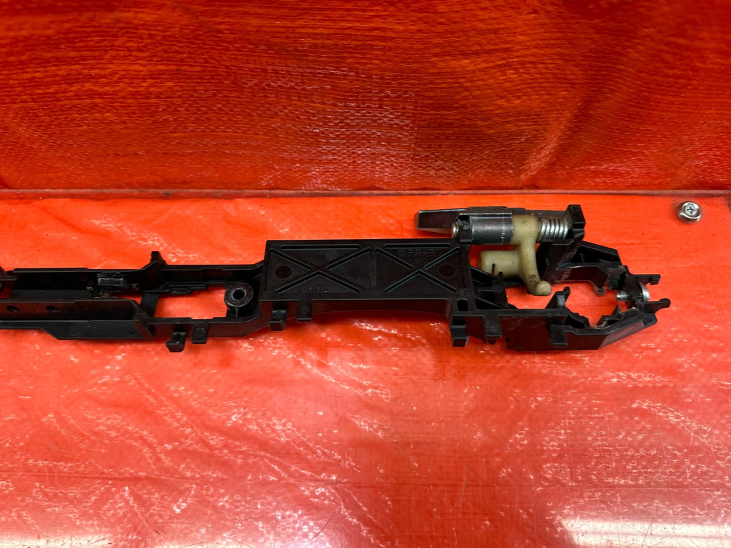 08 15 INFINITI G37 Q60 COUPE   PASSENGER EXTERIOR DOOR HANDLE BRACKET   OEM #1905