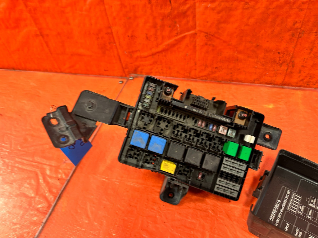 13 16 HYUNDAI GENESIS COUPE   EXTERIOR ENGINE BAY FUSE BOX   OEM 3183
